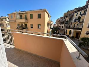 una vista dal balcone di un edificio di Riviera Comfort Homes a Sanremo