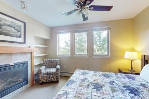 Un dormitorio con una cama y una chimenea. en Fraser Crossing 3404, en Winter Park