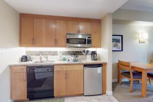 una cocina con fregadero y microondas en Fraser Crossing 3404, en Winter Park