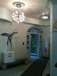 巴特迪爾海姆的住宿－勒本藝術酒店，墙上有鸟雕像的走廊