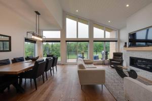 a living room with a dining table and a fireplace at Villa sur le golf 138 - 8 personnes - 4 chambres in Beaupré