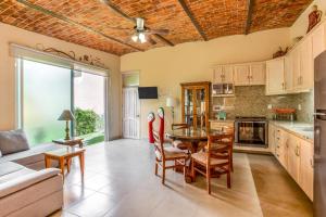a kitchen with a table and chairs and a couch at Villas San Juan Cosala in San Juan Cosalá