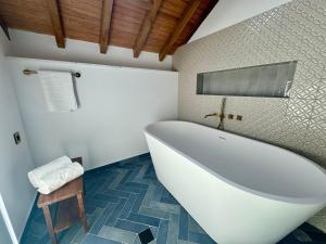 Ένα μπάνιο στο Window to the Morrish Castle +16 φωτογραφίες