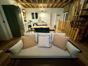 Χώρος καθιστικού στο Window to the Morrish Castle