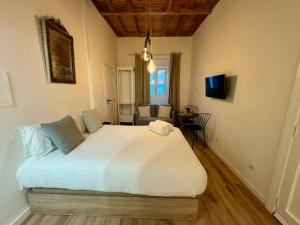 Ένα ή περισσότερα κρεβάτια σε δωμάτιο στο Window to the Morrish Castle