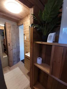 Koupelna v ubytování Rustig gelegen chalet Solvo met terras aan het water