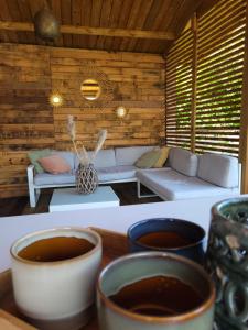 Posezení v ubytování Rustig gelegen chalet Solvo met terras aan het water