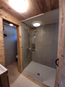 Koupelna v ubytování Rustig gelegen chalet Solvo met terras aan het water
