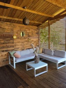 Fotografie z fotogalerie ubytování Rustig gelegen chalet Solvo met terras aan het water v destinaci Geel