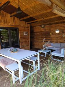 Fotografie z fotogalerie ubytování Rustig gelegen chalet Solvo met terras aan het water v destinaci Geel + 17 fotografií