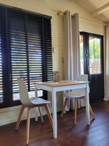 Fotografie z fotogalerie ubytování Rustig gelegen chalet Solvo met terras aan het water v destinaci Geel