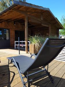 Fotografie z fotogalerie ubytování Rustig gelegen chalet Solvo met terras aan het water v destinaci Geel