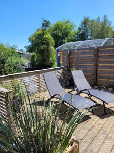Fotografie z fotogalerie ubytování Rustig gelegen chalet Solvo met terras aan het water v destinaci Geel