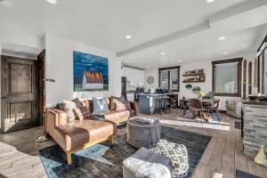 Posezení v ubytování 2 Home Listing Near Slopes & Town