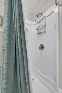 Koupelna v ubytování 2 Home Listing Near Slopes & Town + 29 fotografií