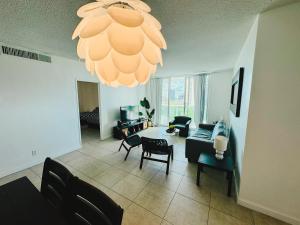 sala de estar con lámpara de araña, sofá y sillas en Miami Hollywood Premier two bedroom with bay view 002-22bvic, en Hollywood