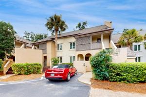 un coche rojo estacionado frente a una casa en Colonnade Club 147, en Hilton Head Island