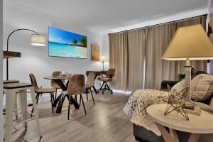 マイアミにあるSerene Cozy Retreat with Balcony Free Parkingのソファとテーブルのあるリビングルーム