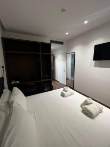 Black Diamond Hotel Dhermi客房内的一张或多张床位