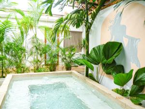 Бассейн в La Tribu Boutique Hostel for women или поблизости