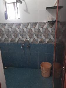 Koupelna v ubytování Mahadev Kripa 997-337-6980