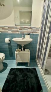 a bathroom with a sink and a toilet at Casa vacanza Nina in Salerno