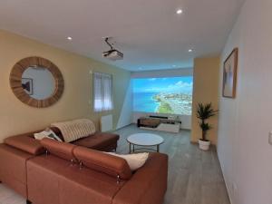 a living room with a couch and a table at Chill House - Maison 2 chambres - Option Jacuzzi in Chevannes