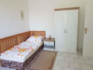 Postel nebo postele na pokoji v ubytování Holiday home in Bezděkov/Chotěbor 1393