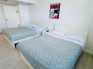 two beds in a small room with a picture on the wall at Miami Hollywood High Rise Condo 004-22bvic in Hollywood +18 photos