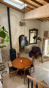 Posezení v ubytování Gîte En Damé with private pool
