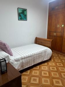 ミハスにあるCasa San Antonioのベッドと木の床のある小さな寝室