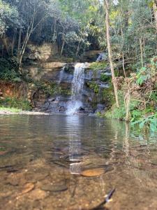 einem Wasserfall in der Mitte eines Flusses in der Unterkunft Pousada Shangri-lá in Cunha