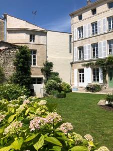 un jardin avec des fleurs devant un immeuble dans l'établissement L'Hôtel Particulier du 12, à Niort 9 autres photos