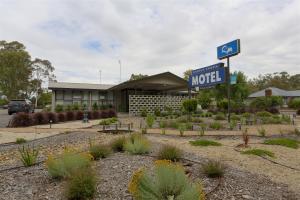 un cartello di un motel di fronte a un edificio di Castle Creek Motel a Euroa