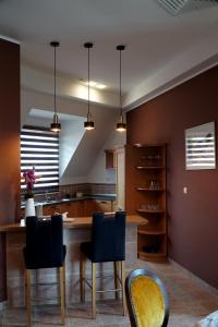 Una cocina con una mesa y sillas de madera. en Marija centar 4, en Srbobran 39 fotos más