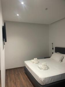 Black Diamond Hotel Dhermi客房内的一张或多张床位