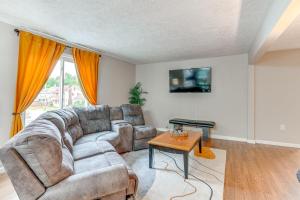 ランシングにあるabout 2 Mi to Downtown Bright Apt in Lansing!のソファとテーブルのあるリビングルーム