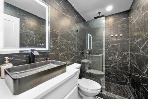 Et badeværelse på Comfortable 2BR Uptown Escape with Free Park