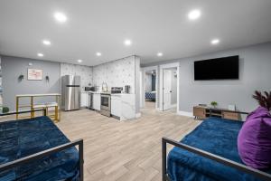 Køkken eller tekøkken på Comfortable 2BR Uptown Escape with Free Park