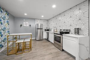 Køkken eller tekøkken på Comfortable 2BR Uptown Escape with Free Park