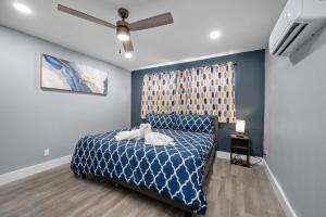 En eller flere senge i et værelse på Comfortable 2BR Uptown Escape with Free Park