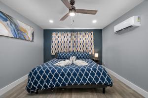 En eller flere senge i et værelse på Comfortable 2BR Uptown Escape with Free Park + 13 billeder