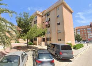 deux voitures garées sur un parking devant un immeuble dans l'établissement Malvarrosa habitación cómoda y sencilla cerca de la playa, à Valence 11 autres photos