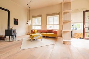 ein Wohnzimmer mit Couch und Kamin in der Unterkunft Große Pause Altes Schulhaus Schweigen in Schweigen-Rechtenbach