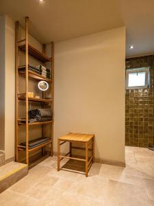 Zimmer mit Dusche und Tisch in der Unterkunft Große Pause Altes Schulhaus Schweigen in Schweigen-Rechtenbach