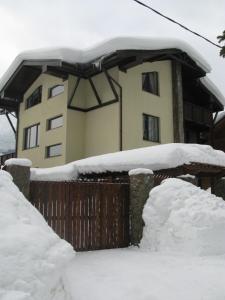 Aparts No 12 في إيستوسادوك: منزل مغطى بالثلج بجوار سياج