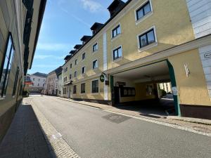 an empty street in a city with buildings at Ferienwohnung im Zentrum von Bad Aussee in Bad Aussee