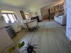 a living room with a couch and a table at PequeñoCabárceno in Solares