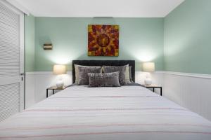 um quarto com uma cama grande com duas lâmpadas em MV2104 Welcoming Tropical Get-Away at the Pool em Kihei mais 29 fotografias