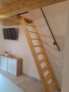 TV a/nebo společenská místnost v ubytování Apartment Cvita